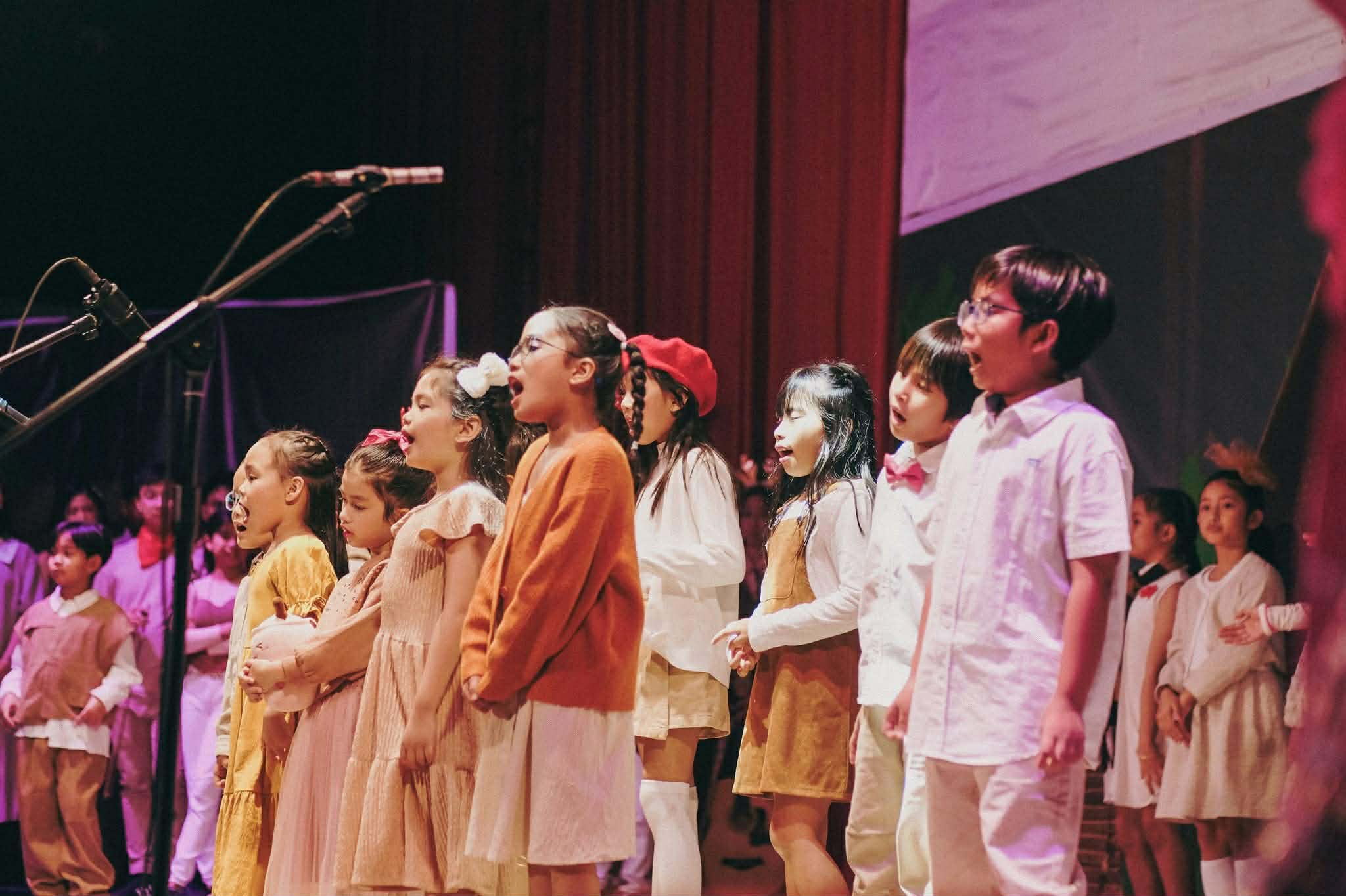 Children singing on stage
